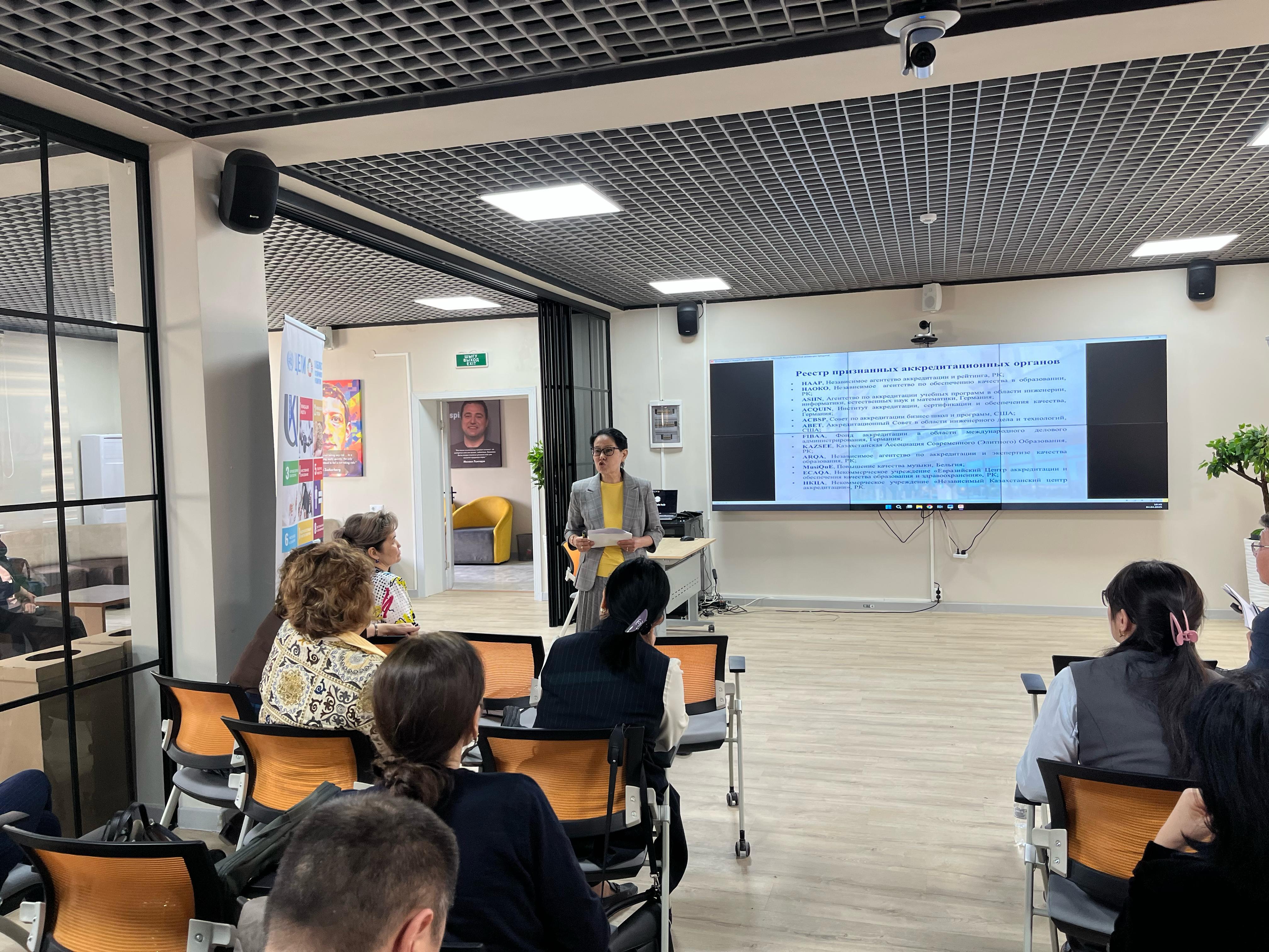 Қызыл неглиги порносындағы 50-ден асқан әйел